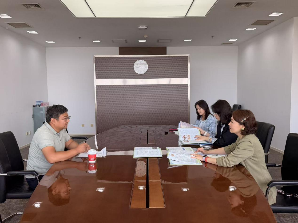 俄罗斯中医药学会会长一行到访我校开展合作座谈