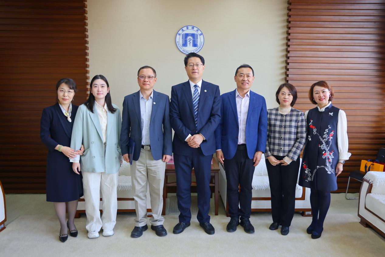 新加坡国立大学李俊教授应邀来校交流访问并受聘客...